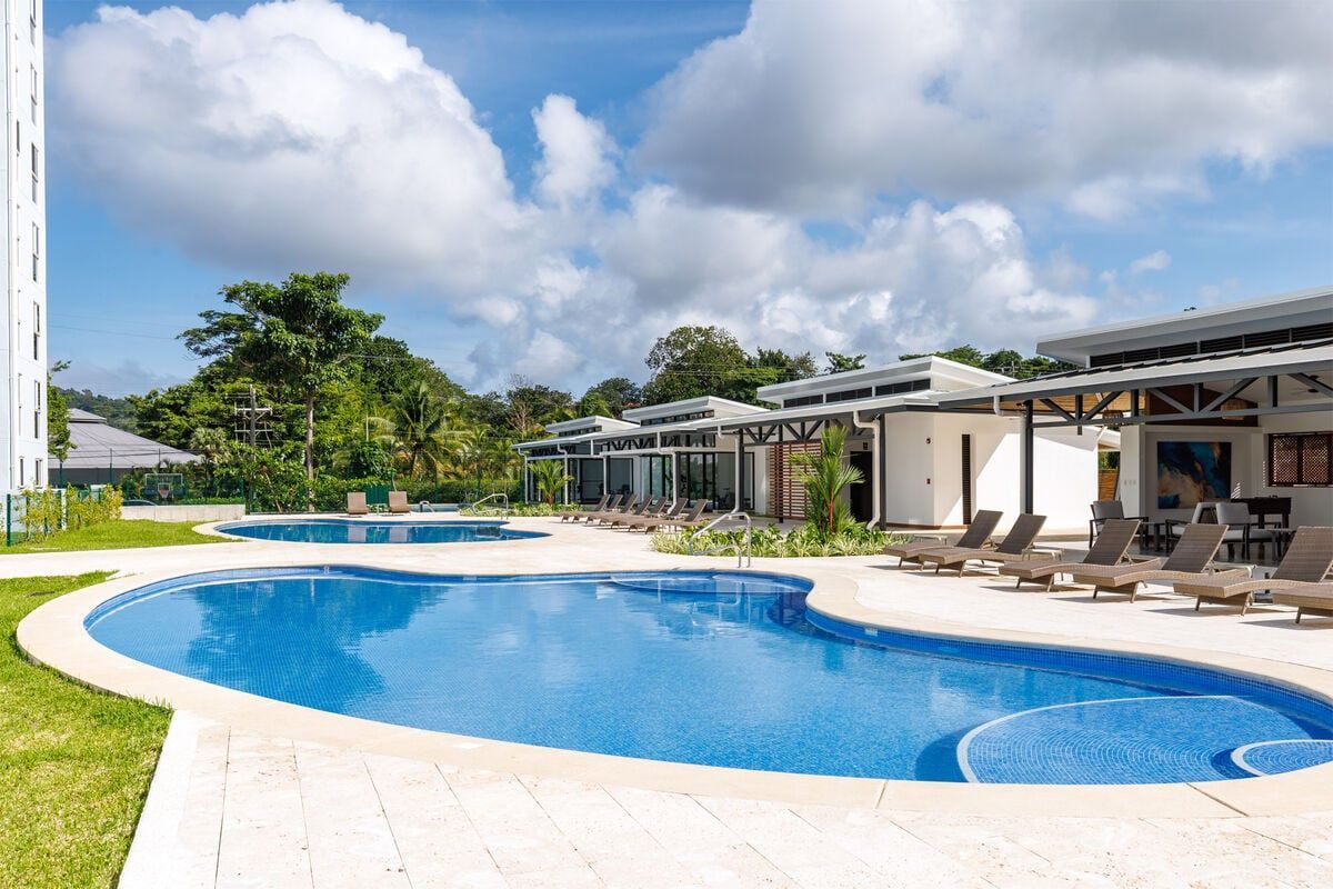 Viva Jacó swimming pool